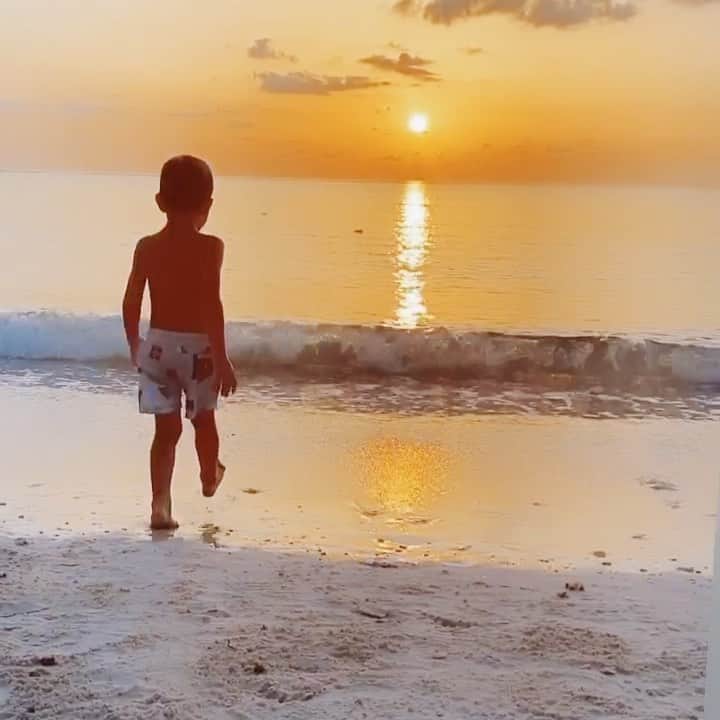 Elizabeth Chambers Hammerのインスタグラム：「Golden boy ✨」