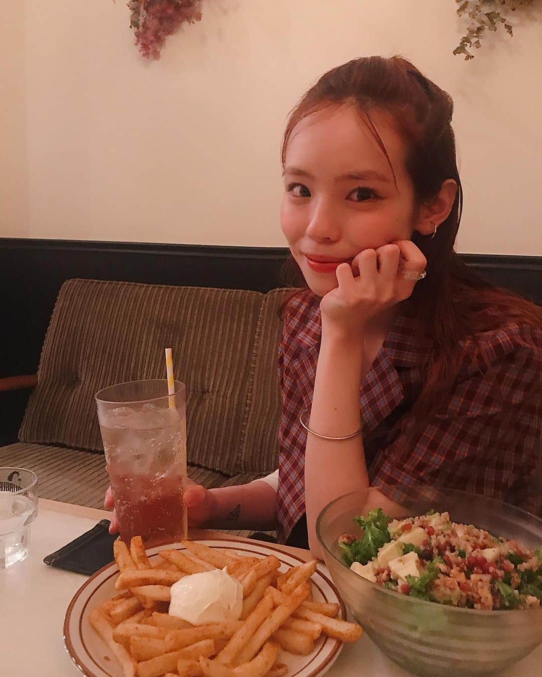 板橋よしえのインスタグラム：「. 高校生のときに出会ってから10年ちょっと･･･！いつ会ってもキュートな @setoayumi 💕 会うたびいつも笑わせられたり、驚かされたり、心配させられたり･･･笑  大人びてきたけど、いつまでもほっとけない存在❤️」