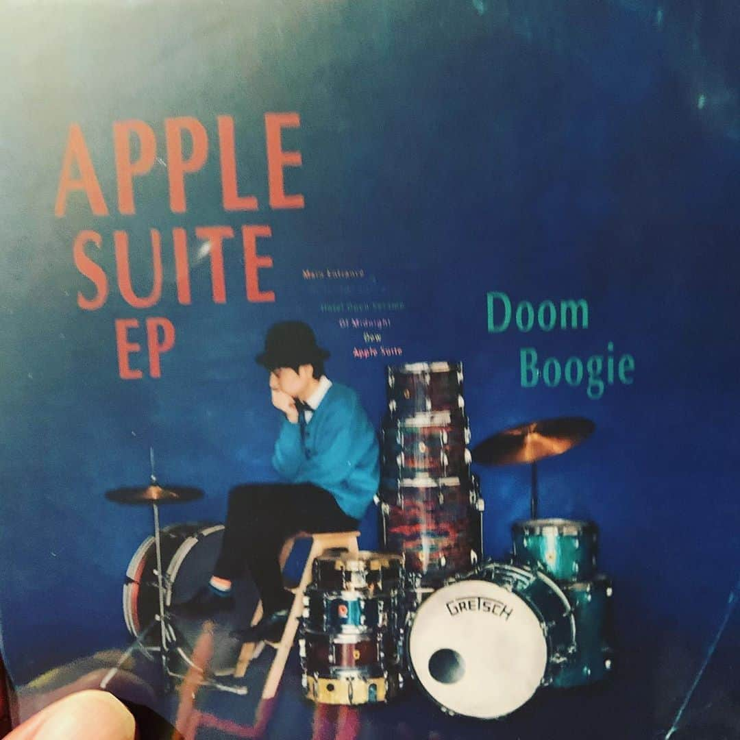 岩崎慧のインスタグラム：「昨日、こーちゃんから頂いた「Apple Suite ep」ジャケットもサウンドもとにかく才気溢れてます。」