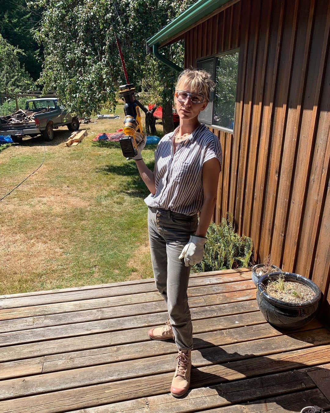 のインスタグラム：「Will electric saw. Will wear safety goggles at all times. Will @dewalttough (not sponsored but I should be).」