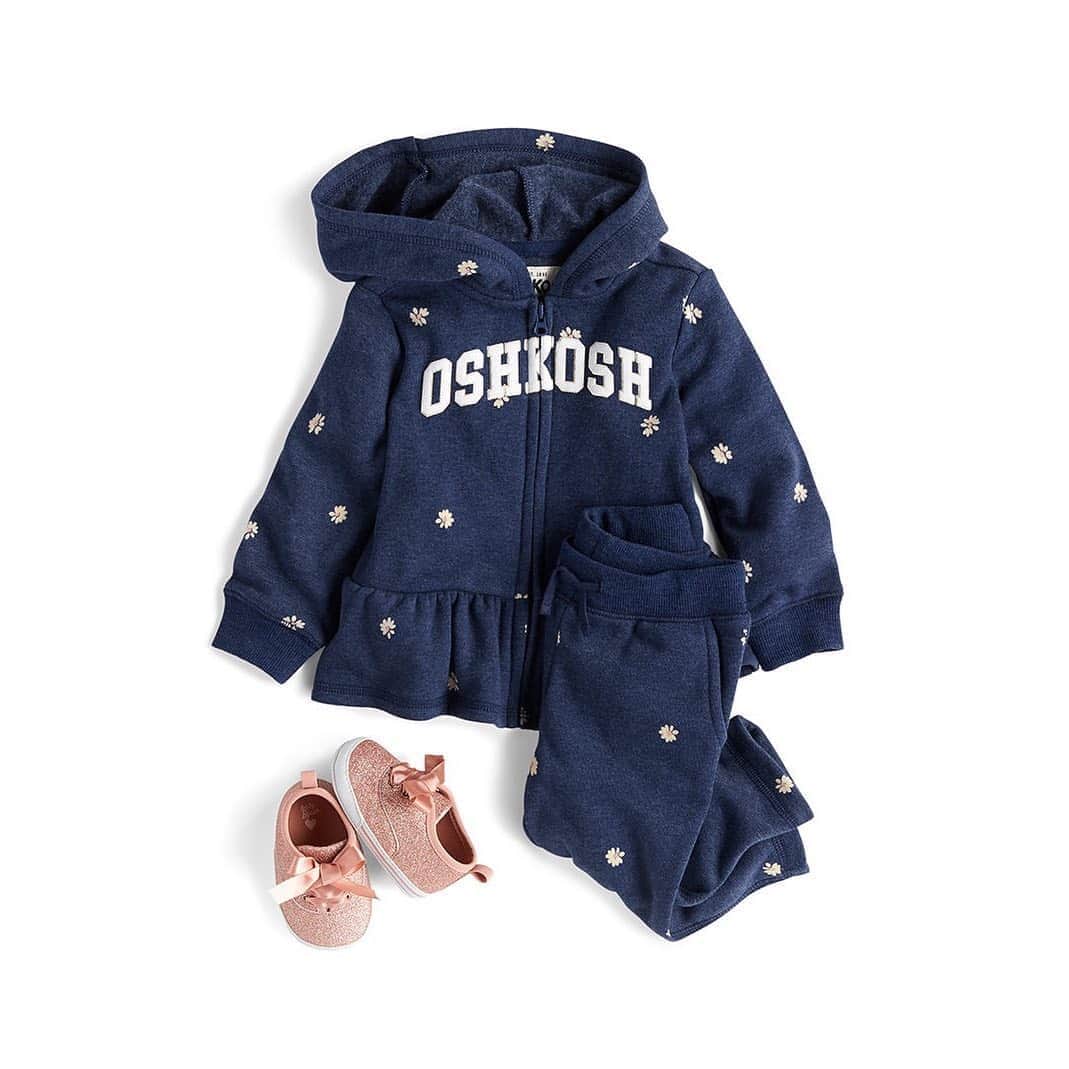 のインスタグラム：「Hooray for team daisy! New Logo Hoodies are in and our littlest looks for her are head-to-toe fleece with a little flounce. #oshkoshkids」
