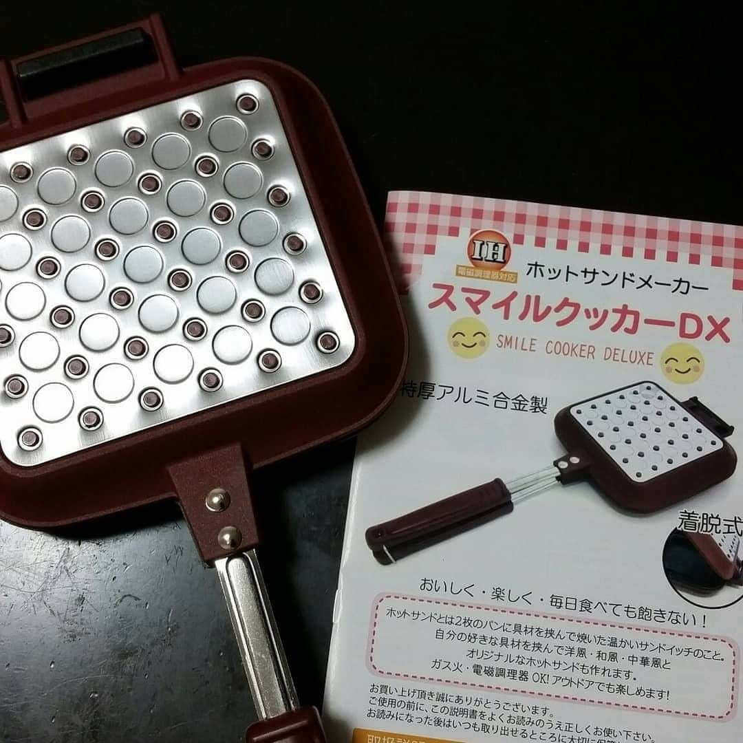 サンプル百貨店のインスタグラム：「自宅で簡単にカフェ風ホットサンドが作れちゃう✨ 好きな具材を挟んでオリジナルのホットサンドを💕 直火(ガス火)、電磁調理器(IH200V対応)、その他色々な熱源に使えるのでアウトドアでも大活躍🙌 🍳スマイルクッカーDX🍳 ・ サンプル百貨店公式Instagramアカウントでは  #サンプル百貨店 や @3ple_dept を投稿文に つけてくれたみなさまの投稿を リポストしてご紹介しております* ・ ---------------------------- @kamegumi3 さん  サンプル百貨店をご愛用頂き ありがとうございます♡ ----------------------------- ・ #サンプル百貨店 #ちょっプル #お得 #お得生活 #お得情報 #家計簿 #貯金 #節約 #ポイ活 #おうち時間 #おうちカフェ #料理 #ホットサンドメーカー #スマイルクッカーDX #アウトドア #キャンプ #調理器具 ・ ・・・・・・・・・・・・・・・・・・ ・ #サンプル百貨店 #ホットサンドメーカー #スマイルクッカーDX コロナ太りでダイエットしなきゃ💦なのについ買ってしまった🐷 取説＆レシピに載ってる焼きあんぱんが気になる❗」