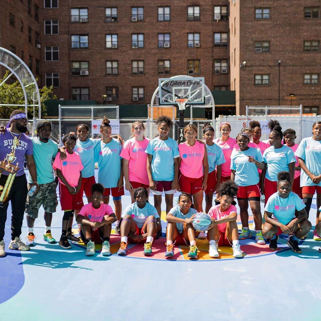 さんのインスタグラム写真 - (Instagram)「Thanks to @ScotchPaintersTape @ProjectBackboard and @stephrok1 for partnering with the @tajgibsonfoundation to transform this basketball court. We had a great time breaking it in yesterday. This project meant so much to me and my community because I used to spend hours on the court while growing up here. Love the way it turned out and excited for the community to enjoy its new look. #ProjectBackboard #Scotchpainterstape  #TajGibsonFoundation #IngersollHouses」9月1日 10時34分 - tajgibson