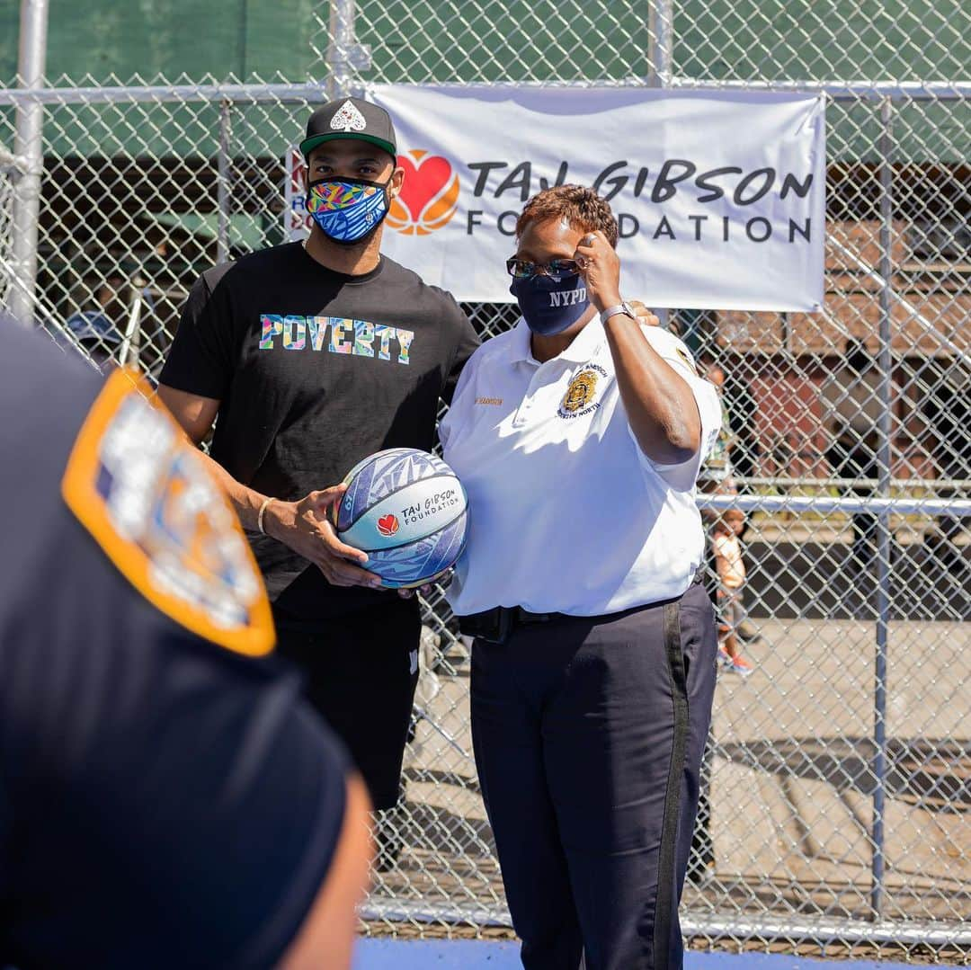 さんのインスタグラム写真 - (Instagram)「Thanks to @ScotchPaintersTape @ProjectBackboard and @stephrok1 for partnering with the @tajgibsonfoundation to transform this basketball court. We had a great time breaking it in yesterday. This project meant so much to me and my community because I used to spend hours on the court while growing up here. Love the way it turned out and excited for the community to enjoy its new look. #ProjectBackboard #Scotchpainterstape  #TajGibsonFoundation #IngersollHouses」9月1日 10時34分 - tajgibson