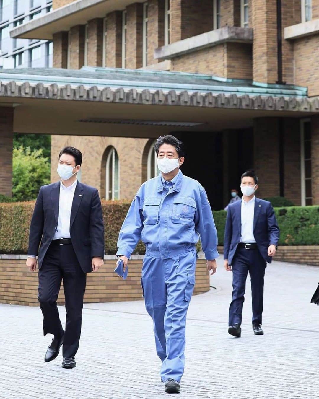 安倍晋三のインスタグラム：「#repost @kantei 官邸スタッフです。 防災の日にあたり、安倍総理も参加し、南海トラフ地震を想定した防災訓練を実施しました。  #防災の日 #9月1日 @shinzoabe」