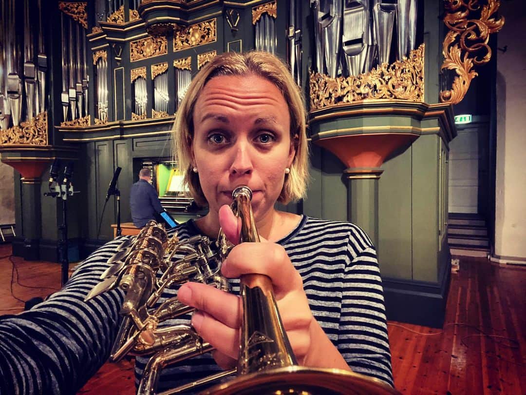 ティーネ・ティング・ヘルセットさんのインスタグラム写真 - (ティーネ・ティング・ヘルセットInstagram)「Exiting days! Recording a new album! Can’t wait to share it with you 🤩 A shot from today’s night session... Nothing beats piccolo trumpet at 2 am 😅 #nightsession #trumpetandorgan @lawoclassics @domorganist @imgartists」9月1日 10時37分 - tinethinghelseth