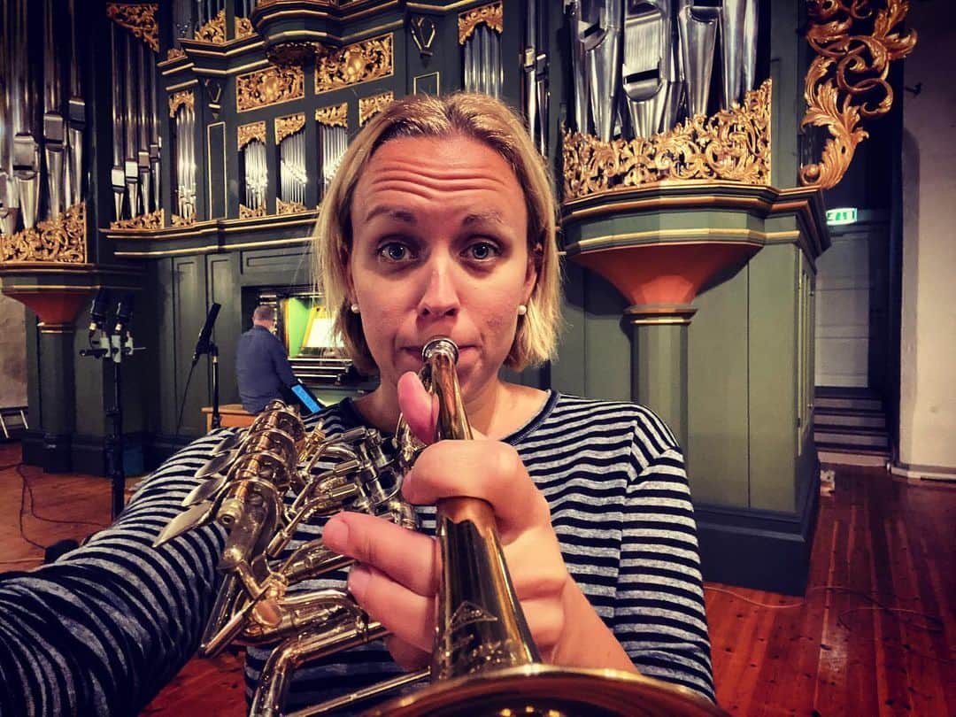 ティーネ・ティング・ヘルセットのインスタグラム：「Exiting days! Recording a new album! Can’t wait to share it with you 🤩 A shot from today’s night session... Nothing beats piccolo trumpet at 2 am 😅 #nightsession #trumpetandorgan @lawoclassics @domorganist @imgartists」