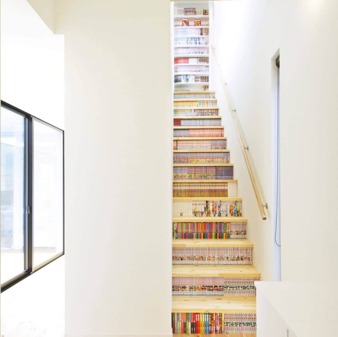 コラボハウス一級建築士事務所さんのインスタグラム写真 - (コラボハウス一級建築士事務所Instagram)「.⠀⠀⠀⠀⠀⠀⠀⠀ 階段自体を本棚として活用しました。⠀⠀⠀⠀⠀ 単行本が蹴上の高さにちょうど良いサイズ。⠀⠀⠀⠀⠀⠀⠀⠀ これなら買い集めた本を⠀⠀⠀⠀⠀⠀⠀⠀ 余すことなく収納できます。⠀⠀⠀⠀⠀⠀⠀⠀ .⠀⠀⠀⠀⠀⠀⠀⠀ 階段に座り込んで⠀⠀⠀⠀⠀⠀⠀⠀ 読めるのも魅力的です。⠀⠀⠀⠀⠀⠀⠀⠀ .⠀⠀⠀⠀⠀⠀⠀⠀ 他にも沢山のお家を⠀⠀⠀⠀⠀⠀⠀⠀ ホームページの施工例でご紹介しています。⠀⠀⠀⠀⠀⠀⠀⠀ @collabo_house　からご覧ください。⠀⠀⠀⠀⠀⠀⠀⠀ #本棚#階段#単行本#蹴上#漫画好き#コレクション#趣味#空間#有効活用#無垢床#自分らしい暮らし #デザイナーズ住宅 #注文住宅新築 #設計士と直接話せる #設計士とつくる家 #コラボハウス #インテリア #愛媛 #香川 #新築 #注文住宅 #マイホーム」9月1日 10時40分 - collabo_house