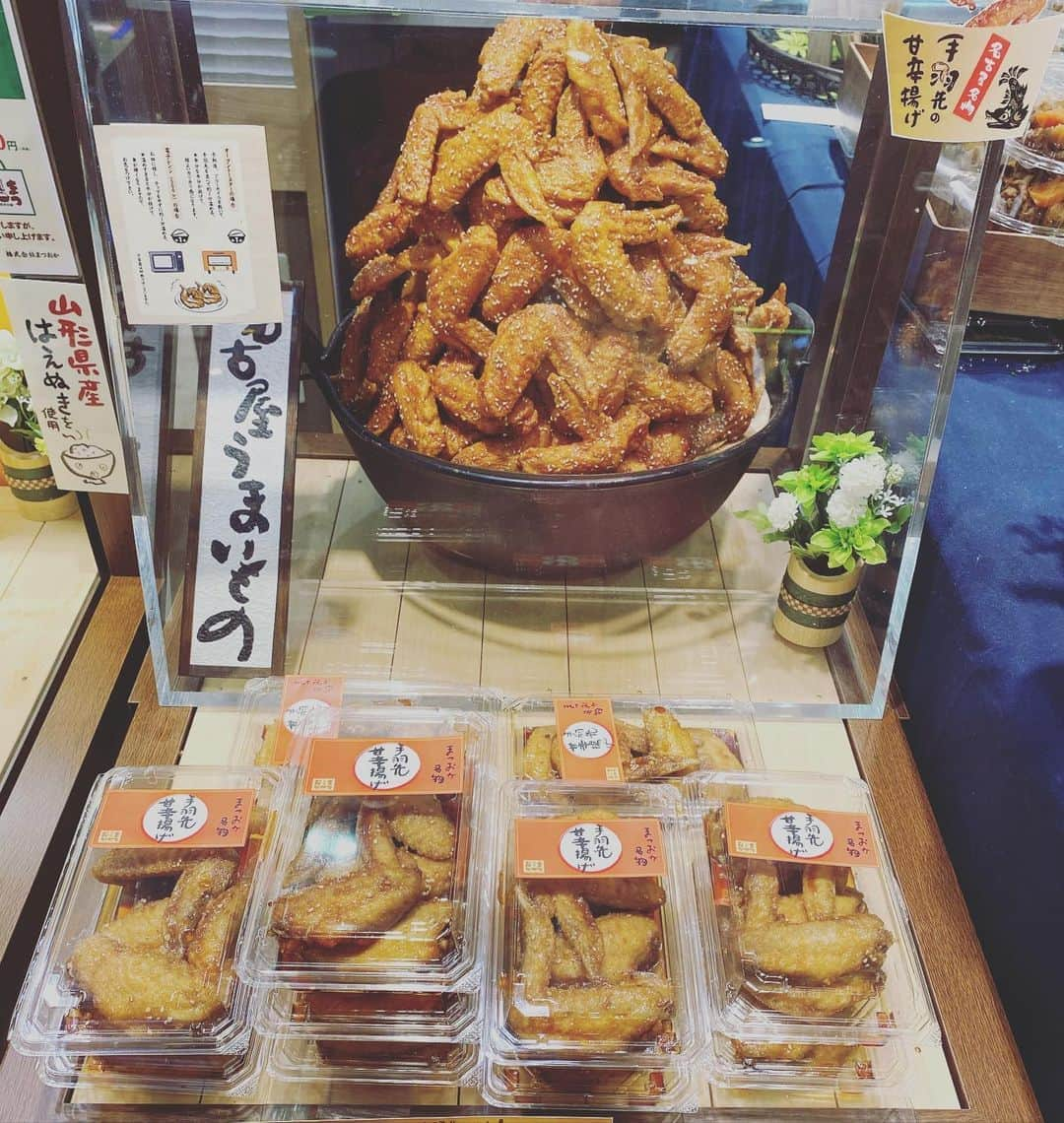 今村美乃さんのインスタグラム写真 - (今村美乃Instagram)「この前のご飯！ #デパ地下 大好き人間。 気分を上げたい時、ちょっとご飯作るのめんどくさい時。デパ地下にふらっと寄ってしまう…！  デパ地下の良い所は、いろんなところの美味しい食べ物があるから、旅行行ってなくても、プチ旅行気分になれる😆✨  #名古屋 には、演劇の公演で２回、映画の関係で３回行かせていただいたけど、毎回手羽先を鳥になるくらい食べた思い出🤤🤤  それにしても、このディスプレイ美味しそう〜🤤🤤🤤🤤🤤  #手羽先 #手羽先唐揚げ #名古屋うまいもの　#よしグルメ探索隊」9月1日 10時48分 - imamurayoshino