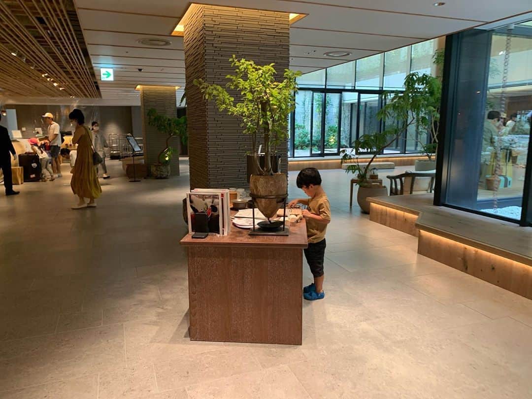 のインスタグラム：「. 部屋もフロントもプロダクツも全部が好き。  背伸びするわけでもなく、 でもセンスが良くて背筋がシャキっとする。  _ _ _ _  9月1日から始まるグランピングプランの宿泊レポは、 @mie__blogger から見てください👏 _____________ @good_nature_station  #グッドネイチャーステーション  #goodnaturehotel  #goodnaturehotelkyoto  #hotel #glanping #camping  #outdoor  _________________________ #グランピング #キャンプ　#ホテルステイ #goodnaturestation  #goodnaturehotel  #goodnaturehotelkyoto  #グッドネイチャーステーション  #グッドネイチャーホテル #テント #家族旅行　#アウトドア初心者 #男の子ママ #男の子兄弟 #キャンプしたい #ホテル好き  #snowpeak #akhainoroshi  #ベランピング #テラスでアウトドア #ホテルでキャンプ　#新しい企画  #小さな子どもがいても安心 #贅沢な時間  #pr」