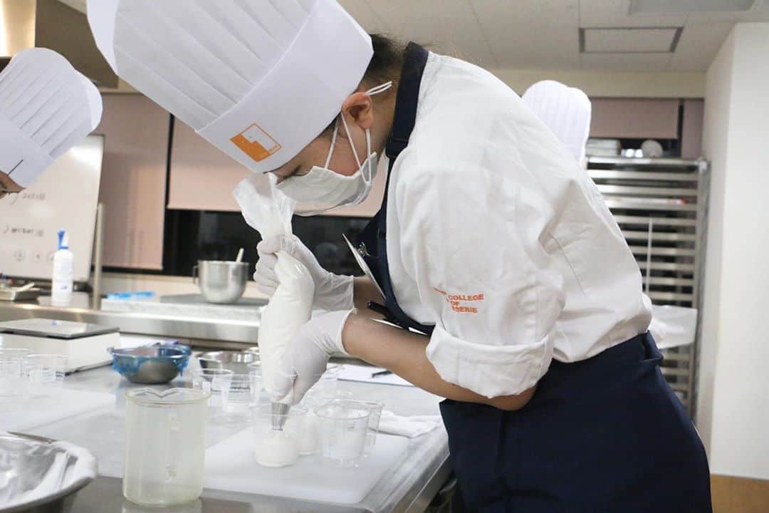 神戸製菓専門学校（公式）さんのインスタグラム写真 - (神戸製菓専門学校（公式）Instagram)「🌈お菓子専科(夜1年制)🌈 #働きながら #Wスクール #主婦をしながら  ライフスタイルに合わせた多様な通い方ができる夜間部🌙先日のお菓子実習ではイタリアンメレンゲのポイントをおさえながら「ムース･ココ」を作りました😊 軽い口当たりで、ココナッツの香りがふんわりと広がります😍飾り付けたフレッシュなオレンジとも相性が抜群❗️#クネル というデコレーション技術にも挑戦しました😊  毎週木曜、金曜に開催している #夜間実習見学会 の方にもたくさんご参加いただき、ありがとうございました✨😄  #高校生 の方はもちろん、#社会人 #大学生 #短大生 の方のAOエントリー&出願も受付中です⭐️😉 詳しい日程等はホームページをご覧ください♪  #神戸製菓　#神戸製菓専門学校　#お菓子専科　#パティシエ　#カフェ　#バリスタ　#再進学　#キャリアチェンジ　#学びなおし　#洋菓子　#パン　#お菓子作り　#お菓子作り好きな人と繋がりたい #パティシエカメラ部 #パン職人　#ブーランジェ　#神戸　#三ノ宮　#神戸カフェ　#夜間部　#pattistagram2020」9月1日 10時59分 - kobeseika_info
