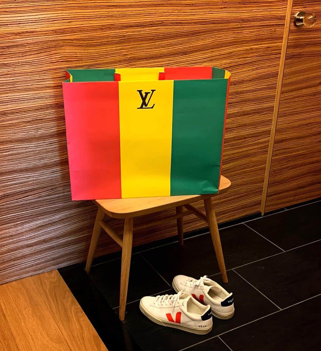 のインスタグラム：「Rastafarian color！LV  @louisvuitton  #祐玄関 #インビテーション @veja」