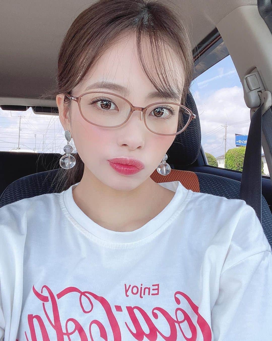 のインスタグラム：「﻿ ﻿ 今日、浜松めっちゃ涼しいんだけど😳✨✨﻿ なぜだ！？雨が降るのか！？﻿ ずっとこの気候がいいんだけど😫﻿ ﻿ ﻿ ﻿ ﻿ ﻿ 夏生まれだけどやっぱ冬が好きだな🤦🏻‍♀️﻿ 寒い寒い言って、人にくっつくの好き😂﻿ ﻿ ﻿ ﻿ ﻿ とりあえず今日の気候に乾杯🙌🏻﻿ ﻿ ﻿ ﻿ ﻿ ﻿ #カトリナ#です　👄💭﻿ #サロモ#静岡#おしゃれさんと繋がりたい#サロンモデル#ポージング#撮影データ#2way前髪#ヘアカラー#カラコン#ヘアスタイル#アレンジモデル募集#美容院#夏コーデ#撮影依頼募集#fashion#make#コスメ#152cmコーデ#低身長#イエベ#ミディアムヘア﻿#コカコーラ#Tシャツコーデ#メガネ女子 #裸眼メイク」