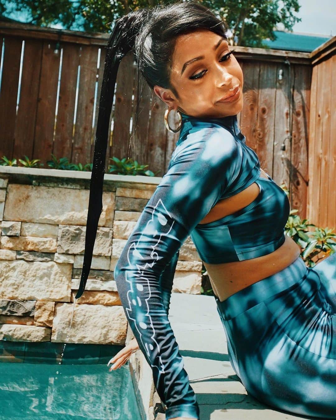 リザ・コッシーさんのインスタグラム写真 - (リザ・コッシーInstagram)「that's some wet-ass ponytail」9月1日 11時14分 - lizakoshy