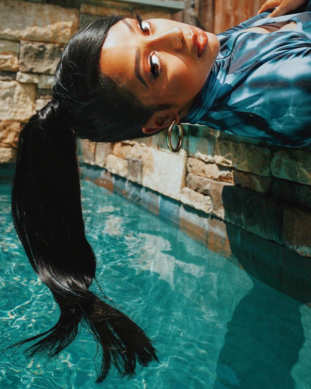 リザ・コッシーのインスタグラム：「that's some wet-ass ponytail」
