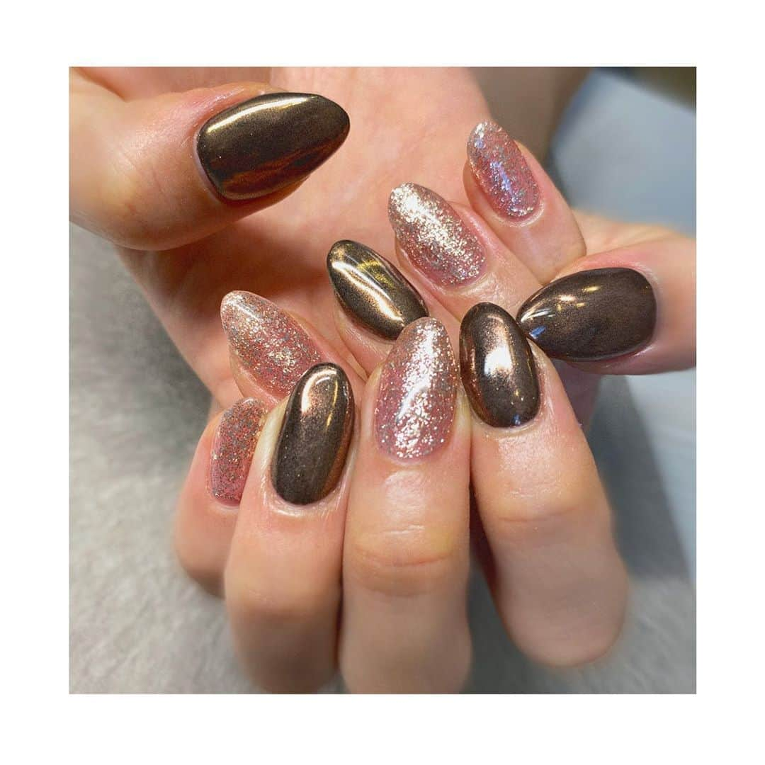 YURINAさんのインスタグラム写真 - (YURINAInstagram)「・﻿ 💅🍁🌾🤎✨﻿ ﻿ 📸 #newnails  ﻿ ﻿ こんにちは9月🍂🍂🍂﻿ ﻿ ということでネイルも新しくしました〜。﻿ ﻿ #ミラーネイル と #キラキラネイル ﻿ ﻿ 色味も少し秋っぽく🤏🏻﻿ ﻿ ﻿ ﻿ 秋と言ったら🍠🌰の季節なので﻿ 朝から今日発売の🍠のアイスを買って﻿ 家の冷蔵庫にストックさせました🙆🏻‍♀️﻿ ﻿ ママも🍠🌰好きなのでSNSで毎日情報交換したりしてます(笑)﻿ ﻿ ﻿ ﻿ 今日からホームゲーム3連戦です⚾︎﻿ ﻿ vs福岡ソフトバンクホークス﻿ ﻿ 前回のビジターゲームでは3連敗してしまったので今回は勝ちたい！！！！！﻿ ﻿ ﻿ 皆さんご声援よろしくお願いします🔥﻿ ﻿ ﻿ ﻿ #オリックス #BsGirls #Bs2020 #avex﻿ #baseball #プロ野球 #ORIX #Buffaloes﻿ #超革新系 #勝紺 #京セラドーム大阪 ﻿ #ほっともっとフィールド神戸 #オリ姫 ﻿ #yurina_359  #BsGirls2020 #performer﻿ #dance #全力パフォーマンス #followme﻿ #高身長女子 #筋トレ女子 #黒髪ストレート ﻿ #野球好きと繋がりたい #インナーカラー﻿ #秋ネイル #9月スタート #芋アイス」9月1日 11時23分 - yurina_bsgirls_359