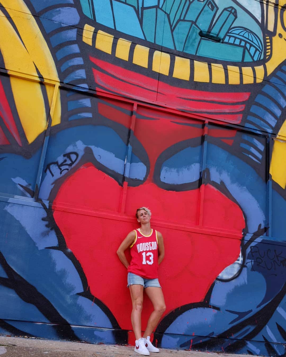 ソフィー・シュミットのインスタグラム：「❤️ 13 . . . #Houston #houstontx #houstongraffiti #HoustonRockets #13」
