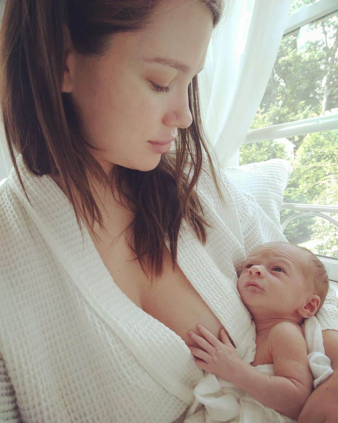 のインスタグラム：「Rupert you are three!!! And I can’t believe how time has flown. What a beautiful three years with the most hilarious, generous, adventurous little hurricane of a human. Happy birthday my love, I am so happy to be your mama ❤️❤️❤️❤️❤️」
