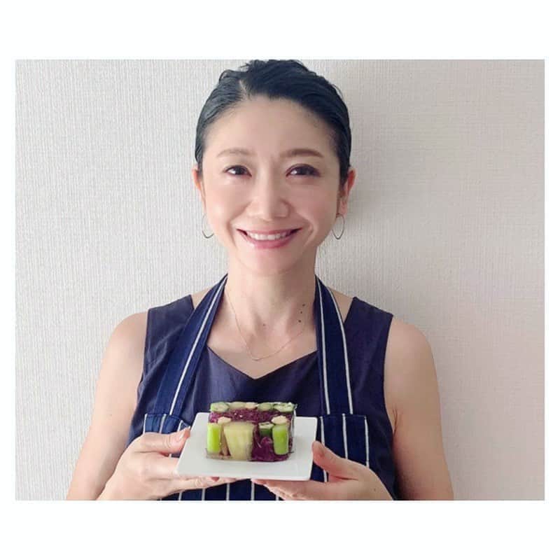 市橋有里のインスタグラム：「今日から9月 もう夏が終わっちゃう😢 でもまだまだ暑い日もあるので 夏の疲れを残さないお野菜のテリーヌを作ってみました。テリーヌは見た目よりも全然簡単♪お野菜は好きなお野菜入れて、作り置きもできて見栄えも🙆‍♀️ゼラチンの分量だけしっかり守ってぜひ作ってみて下さいね♪ 詳しいレシピはプロフィールから見られます↑ ・ #9月 #秋野菜 #秋のレシピ #残暑ですね #テリーヌ #作り置きおかず  #作り置きおかずの救世主 #ダイエットポストセブン #小料理屋あり」
