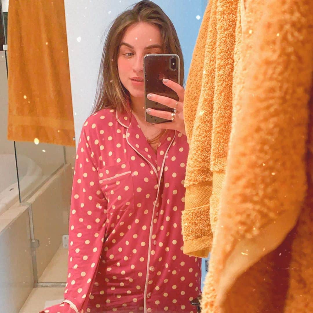Bruna Unzuetaのインスタグラム：「Me vi no espelho, gostei das cores combinando, tirei foto, postei. 🤗」
