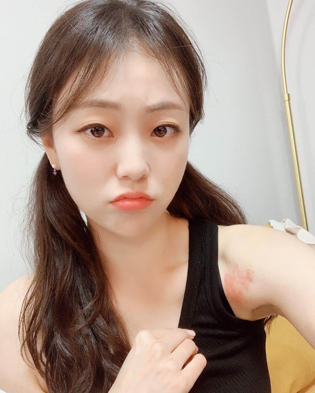のインスタグラム：「. 현희언니가 찍어준 사진~  내 어깨에 무슨일이???」