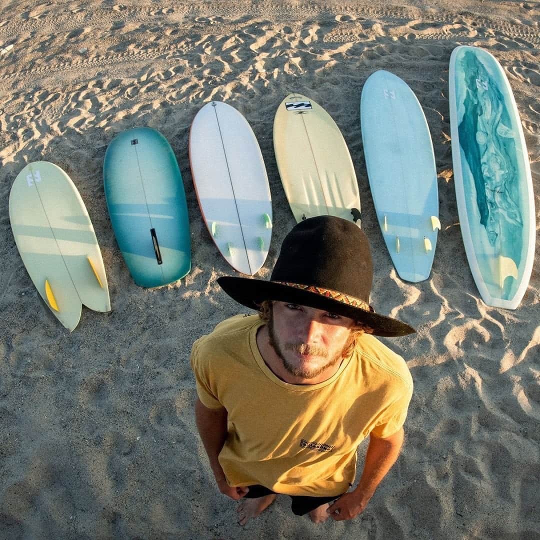 ビラボンのインスタグラム：「@tyler_warren と 彼の遊び道具。  型にとらわれず、波に合わせて遊ぶ。 #KnowTheFeeling」