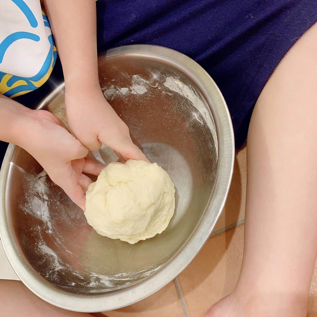 町田亜里香さんのインスタグラム写真 - (町田亜里香Instagram)「〜コロナ禍での夏休み〜 8月。今年はいつもと違う夏。 プールに行ったり海に行ったり 旅行に行ったりが出来ない夏👙𖥣𖥣 ⠜ . それでも毎日のようにプールに入り 真っ黒になったじゅきあ🥺 そして我が家は日曜までプールに 入っていました🏊‍♂️。 . . 家でできること。 ナン作りもしたし ケーキ作りもしたし 工作もしたし✂️。 プールも入ったし🥺 あつ森もはまったし←w いろんなことがおうちでも充分できた。 . まだまだ都内は100人単位 他の国に目を向ければ 1日7万人感染など… 国外からまた新しい型が 持ってこられることもあるよな😱 いつ終わるのー！（ ; ; ） 8月写真を数枚貼っとく🥺⭐︎ . つばめちゃんも無事巣立ちました🕊 . . 今日から9月🍄𖥣𖥣 ⠜ 健康に、 楽しい毎日が過ごせますように…⸜❤︎⸝ . #夏休み #8月 #家族 #おうち時間」9月1日 11時40分 - ari_gram_111