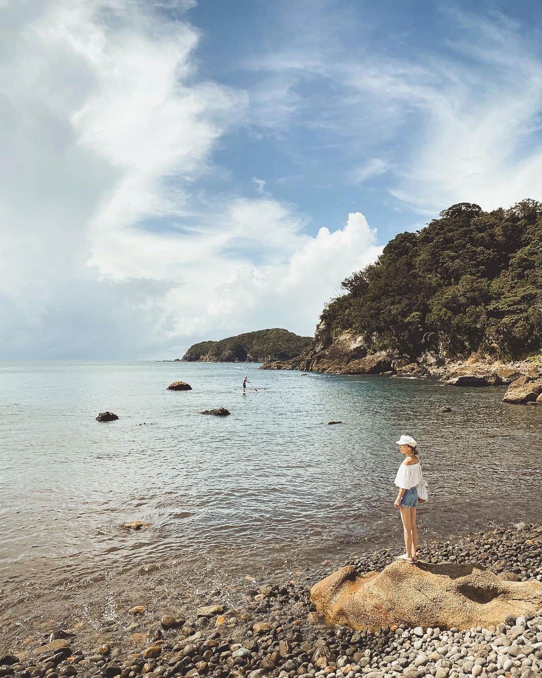 のインスタグラム：「1日目は雨予報だったけど海に着いたら晴れた☀️  海に入りたくてうずうずしてる人とカメラを撮りたい人w 長いからもう半ギレで海に入ったわ😂😂😂きもちー♩¨̮⑅*  水温もあったかいし魚もいっぱい泳いでた🤿」