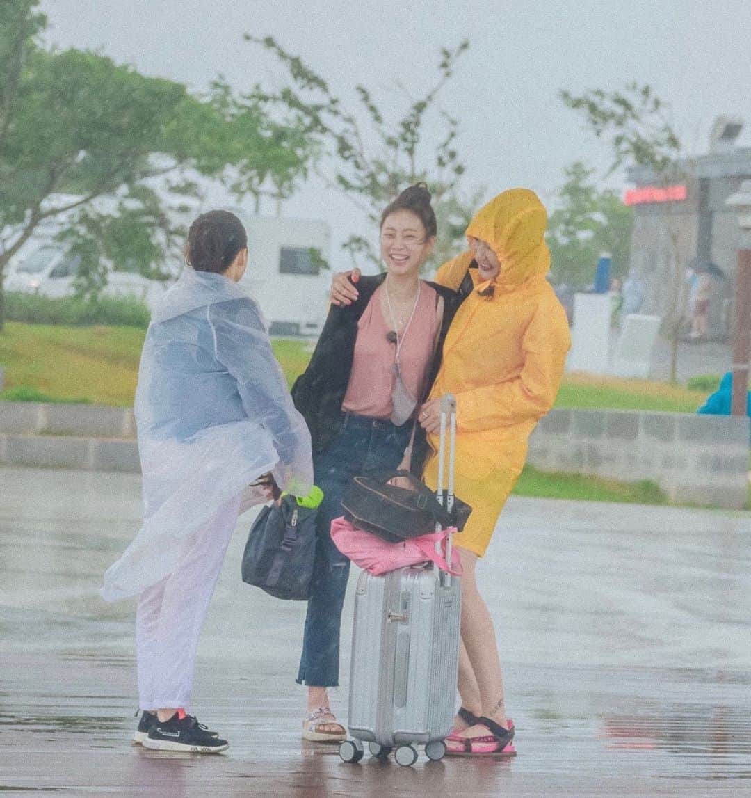 のインスタグラム：「#내사룽 유미언니💛 . #나의웃음지뢰 #계속웃김  #우비소녀」