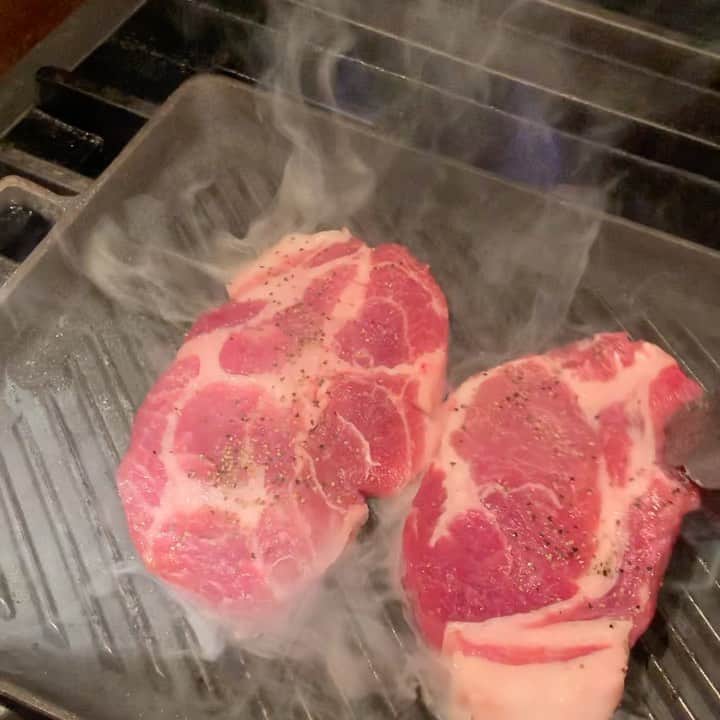 T.G.HEARTH TGハースのインスタグラム：「こんにちはTGハースです😉﻿ 豚肩ロースグリル🐷焼いてます‼️‼️‼️﻿ 暑いです💦食べに来て下さい〜😆﻿ ﻿ ﻿ テイクアウト限定チキンのご案内↓↓↓﻿ 当店名物ロティサリーチキン1羽まるごと¥1980🐓﻿ すぐ電話↓↓↓期間限定なのでお早めに〜💕💕💕﻿ ☎️03-6416-9445←ﾖｳﾁｪｹﾗ🤘﻿ ⭐️旨辛フェアも絶賛開催中なのでテイクアウトチキンの味変更やハーフ&ハーフも対応してます🤓﻿ ﻿ ﻿ ◆ガレット（YouTubeで動画も見れるよ‼️）﻿ https://www.instagram.com/galette.galette/﻿ ﻿ https://m.youtube.com/channel/UC4nVtquelZgXuDnXWpCQ9sg﻿ ﻿ ◆モバイルオーダーも出来るようになりました✨﻿ プロフィールからHPをアクセスしてください♪﻿ モバイルオーダー﻿ https://tgh.for.dinii.jp/﻿ ﻿ ◆Uber eats・menu・出前館によるデリバリー﻿ 11:30〜21:00﻿ ﻿ ◆LINE@登録お願いします♪﻿ https://lin.ee/g0H4jc6﻿ ﻿ ﻿ 皆さまの笑顔に会えますように！💕💕💕﻿ ﻿ #TGハース#代官山ディナー#代官山ランチ#恵比寿グルメ#恵比寿ビストロ#恵比寿ディナー#代官山グルメ #ハース #代官山テイクアウト#恵比寿ランチ#ラクレット#チーズ#ロティサリーチキン#恵比寿ご飯#menu#恵比寿ワイン#テイクアウト#渋谷ディナー#恵比寿チーズ#tghearth#渋谷グルメ#渋谷ランチ#恵比寿チーズ#恵比寿カフェ#チーズケーキ#渋谷テイクアウト#恵比寿新聞#恵比寿ビール#チーズフォンデュ#恵比寿テイクアウト」