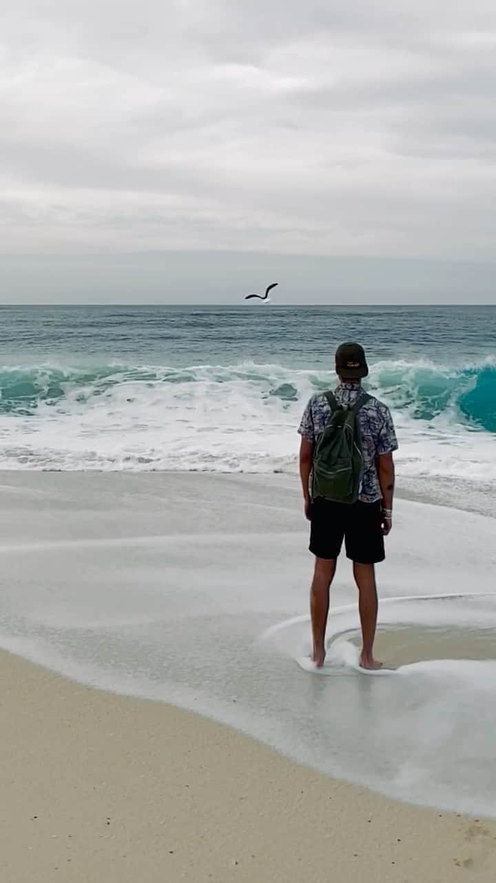 NICOLAS SIMOESのインスタグラム：「I could stand here and listen to the waves all day... 🌊」