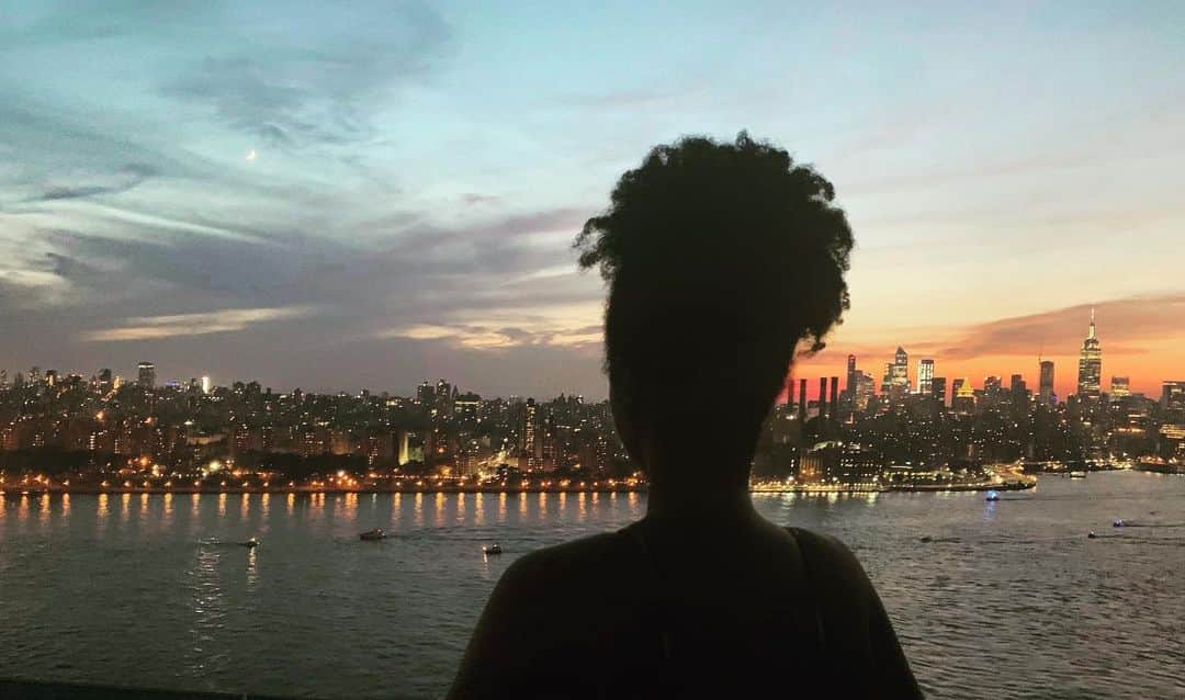 ミラーナ・ヴァイントゥルーブのインスタグラム：「Happy birthday to my homesick warrior sister. Thank you for fighting with and for me. Thank you for making dumb but poignant art with me. Thank you for being a voice for the underrepresented and unheard. Thank you for being so fucking loving and patient with me. I want nothing more than to throw you on a plane to France where you look at pretty people and feel peace over the water. I want to invade your personal space, hugging you til you shove my face away. I want you to laugh louder than ever (which is really asking a lot) and feel joy in your bones. I wish we could pretend everything isn’t what it actually is just for today. Enjoy today my dearest wunderkind weirdo. Love you forever.」