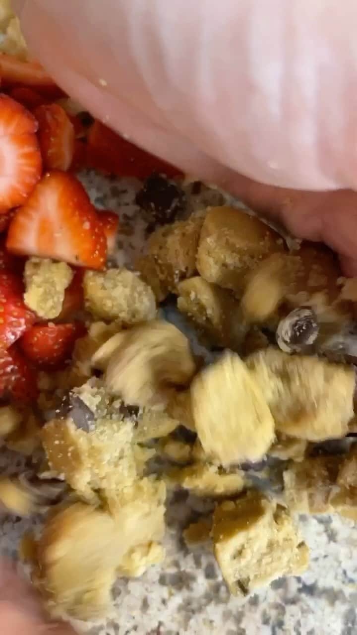 コールド・ストーン・クリーマリーのインスタグラム：「Can you guess what we’re making? #partone #coldstone」