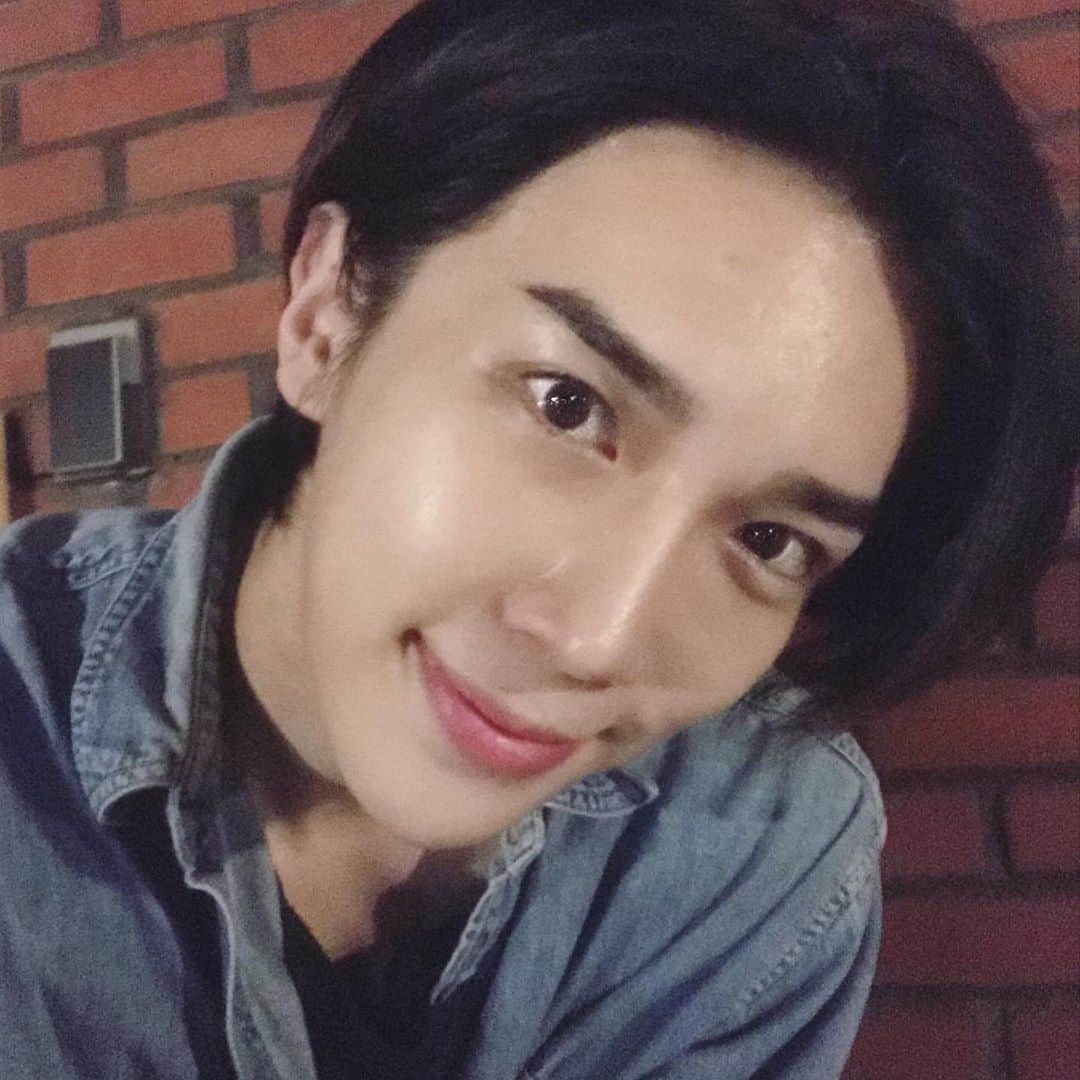 パク・ジョンミンのインスタグラム：「이마에 여드름 지우는 법 아는 사람 손!!ㅎㅎ 모두 좋은꿈꾸고 서울은 다시 맑아졌어요! 걱정말아요~! 이렇게까지 또 길어질 줄 몰랐는데  오래모두를 못만나게 되니까  가슴이 아파! 내가 줄 수 있는 선물은  노래 선물이니까  노래 열심히 준비해볼께요!   모두 건강하게 잘 기다리기! 마스크 꼭 쓰고다니고!! 손 깨끗히!! 되도록 외출 자제하고!!」