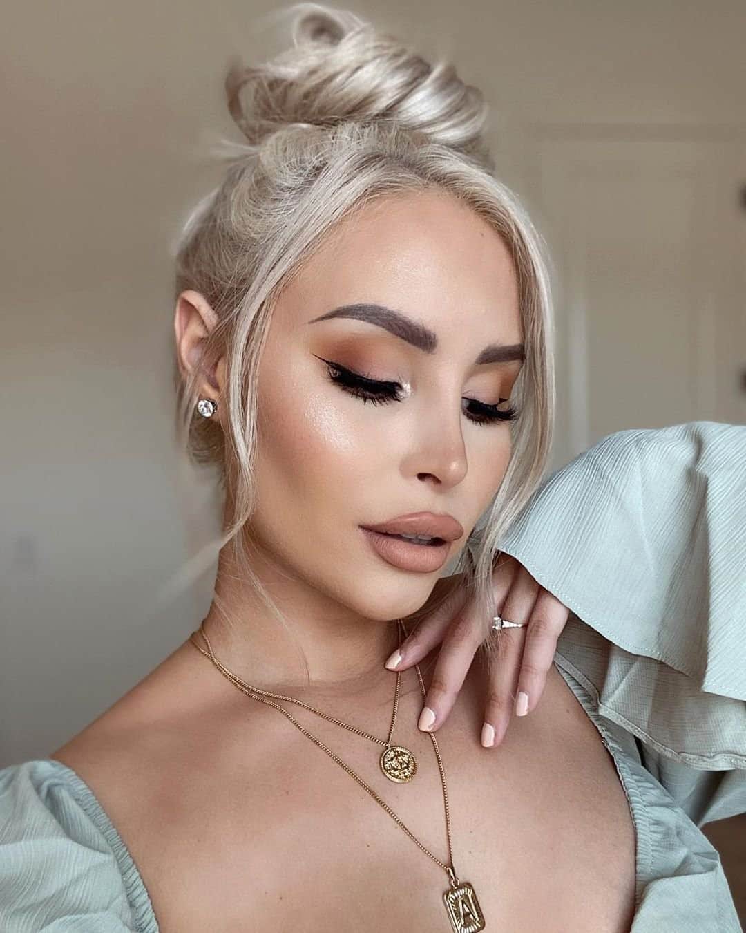 Too Facedさんのインスタグラム写真 - (Too FacedInstagram)「In awe of this glam by our babe @ashleyswagnerxo. 🤩 She is flawless in our Primed & Poreless Primer, Born This Way Matte Foundation shade Vanilla, and Born This Way Super Coverage Concealer shade Swan! #regram #toofaced」9月1日 3時00分 - toofaced