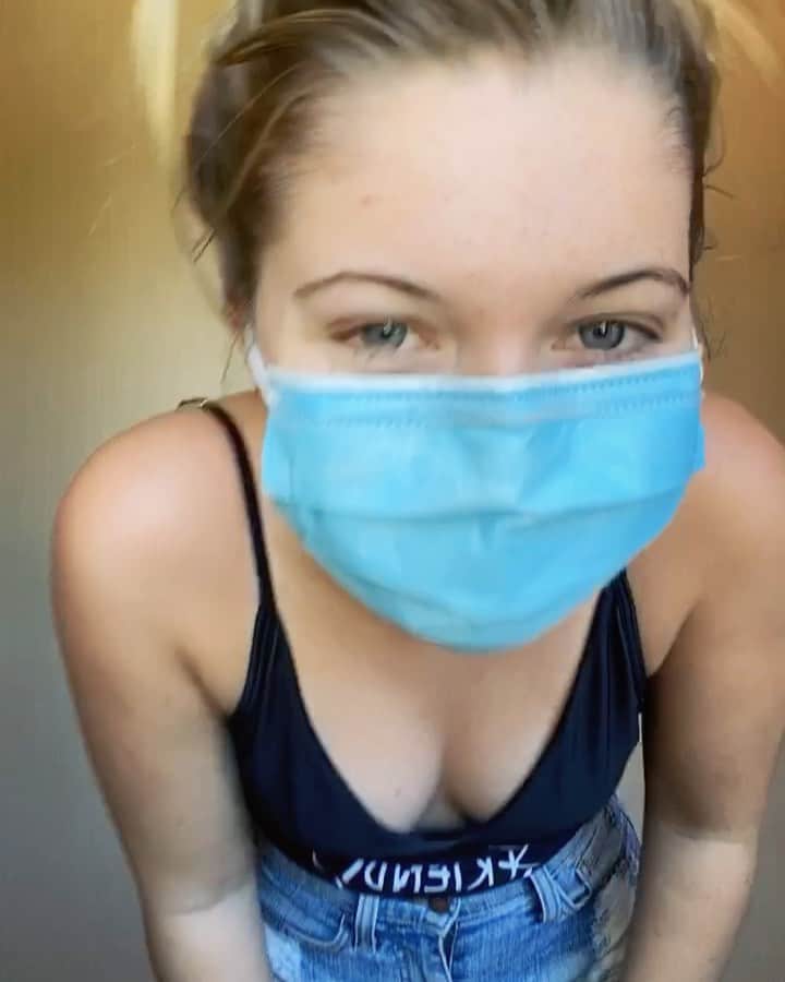 サミー・ハンラティのインスタグラム：「Here’s an awk video of me dancing to no sound to set your week off right💕😂 What are you looking forward to this week?」