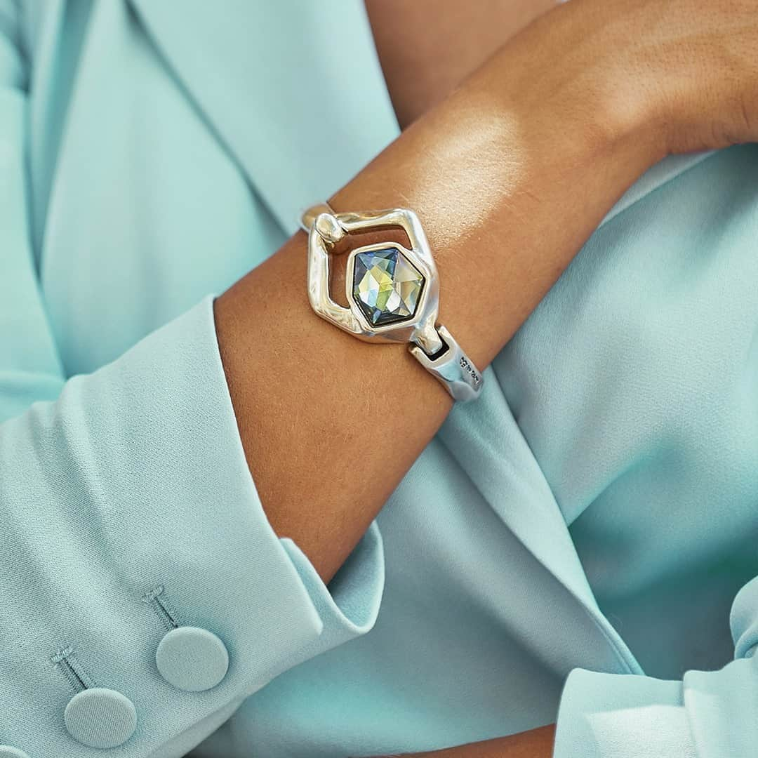 ウノデシンクエンタさんのインスタグラム写真 - (ウノデシンクエンタInstagram)「Elegance and glamour is what perfectly describes our "Fresh" bracelet. #UNOde50 #SummerStyles Elegancia y glamour es lo que describe perfectamente a nuestra pulsera "Fresh". #UNOde50 #SummerStyles」9月1日 3時00分 - unode50