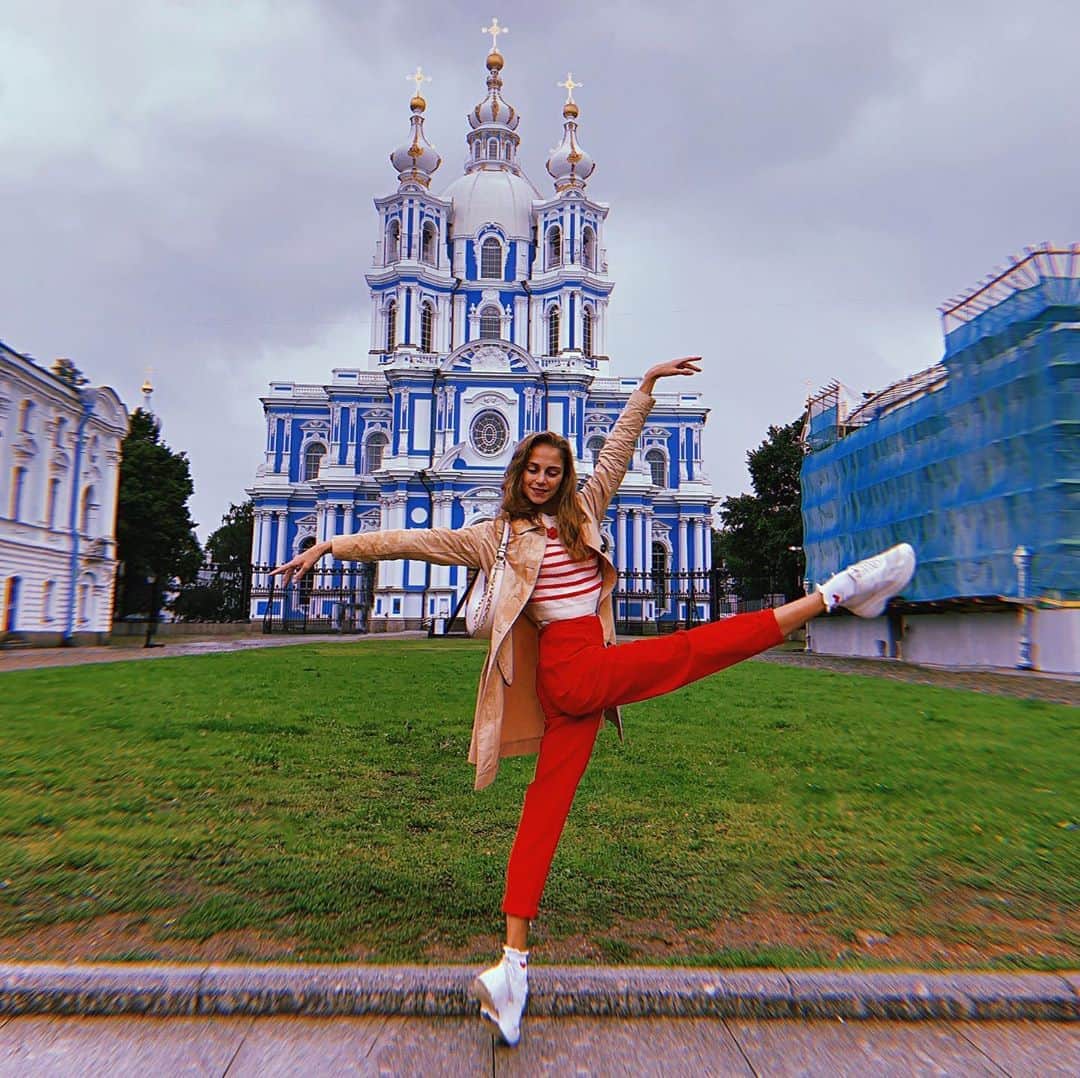 ダリア・イオノワのインスタグラム：「чо касаемо летушка, то оно широко зашагнуло в осень 🍃  _______________________________________  #spb #saintpetersburg #mariinsky #mariinskytheatre #mariinskyballet #mariinskydancer #vaganovastudents #ballet」
