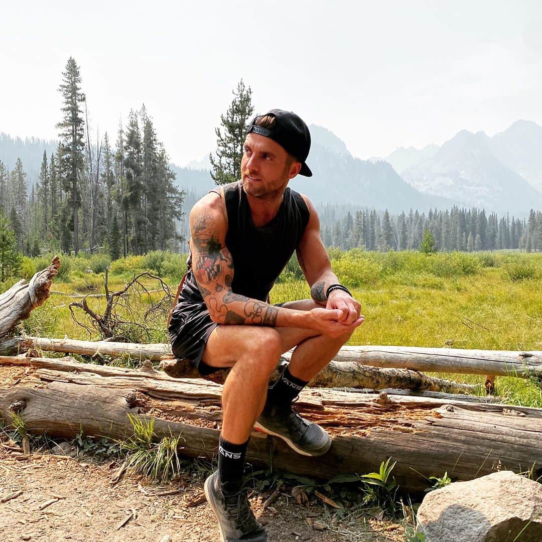 リアン・ドーソンのインスタグラム：「this boy been traveling the world since he was 17 years old, and still I (ok i switched perspective there) was floored by the beautiful sun valley idaho. love exploring. love adventure. love cold brew. (big thanks to the hoppus family for their tips on where to go (bigger thanks to @thewhitneyblake for letting me drag her with me :) ))」
