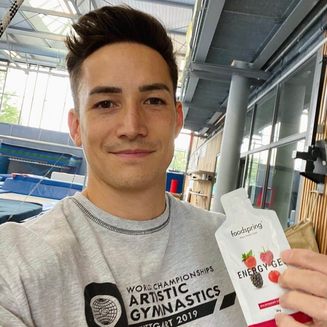 マゼル・ニューエンのインスタグラム：「@foodspring Energy Gel before training 🔋🤸🏽‍♂️  Use "MarcelFSG" to get 15% off your complete order  #foodspring #foodfamily #gymnastics #training #energygel #energy #themarcelnguyen」