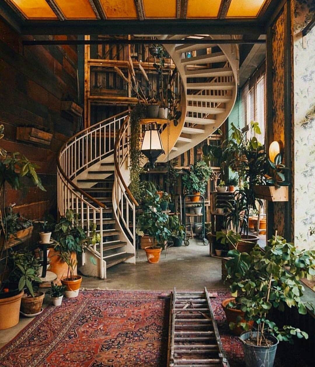 カレントエリオットのインスタグラム：「an interior we just can’t stop stair(ing) at / #interiorinspo cc: house of small wonder」