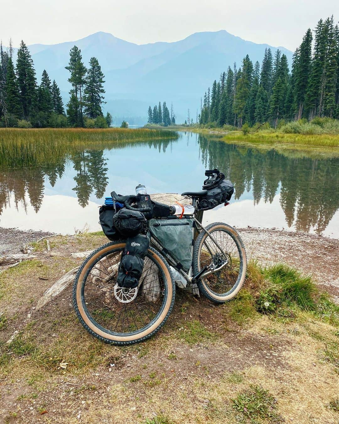 Alex Strohlさんのインスタグラム写真 - (Alex StrohlInstagram)「Gravel Ride Across Montana Stage 1 — What a glorious, delicious and sometimes painful set of days on the bikes with @isaacsjohnston . Here are some candids of the first stage of our ride ~ 250 miles. Been shooting all this trip on a little Canon Élan 7e and will put them in a little photo book later this year.. for now here are some on the fly moments.」9月1日 3時21分 - alexstrohl