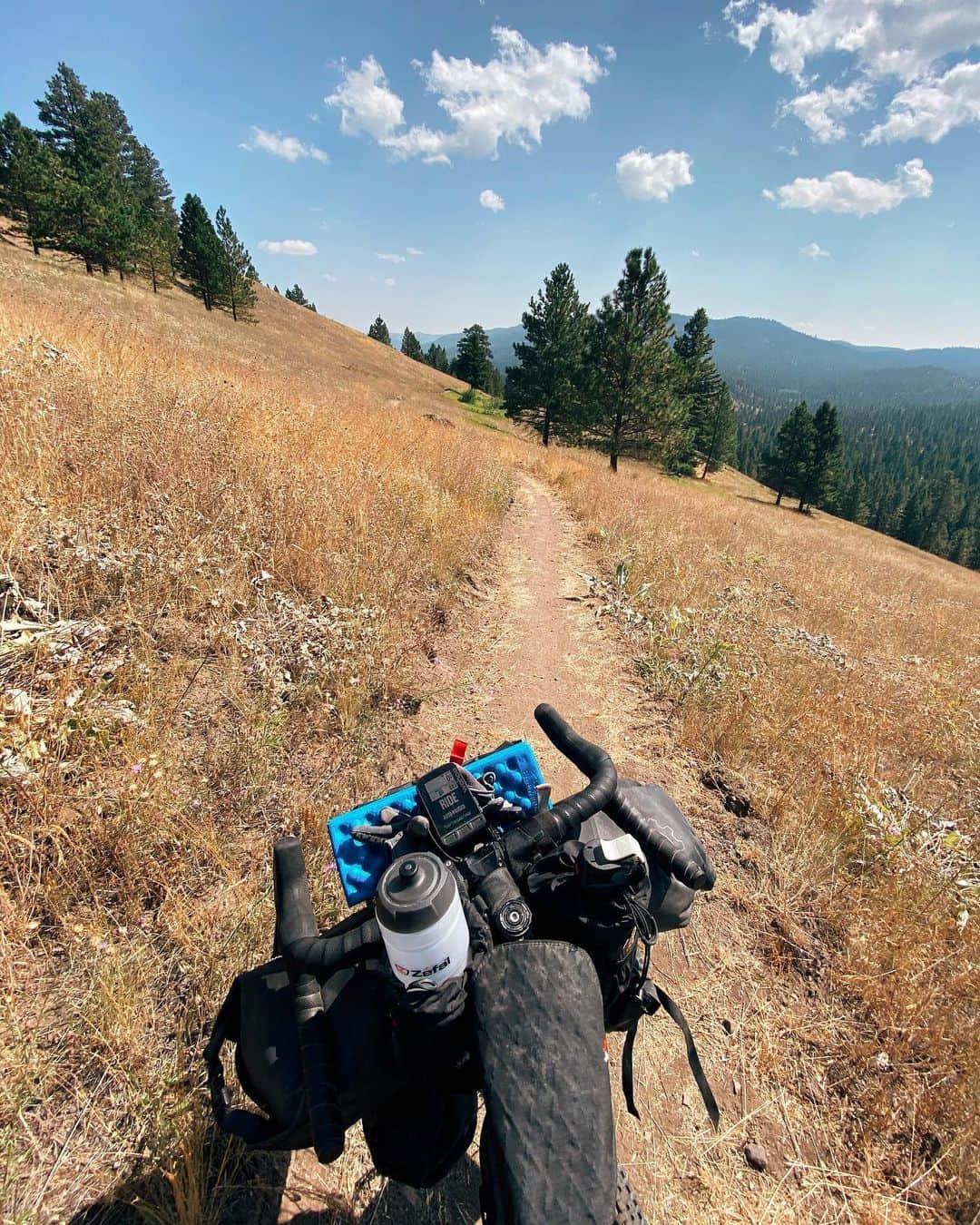 Alex Strohlさんのインスタグラム写真 - (Alex StrohlInstagram)「Gravel Ride Across Montana Stage 1 — What a glorious, delicious and sometimes painful set of days on the bikes with @isaacsjohnston . Here are some candids of the first stage of our ride ~ 250 miles. Been shooting all this trip on a little Canon Élan 7e and will put them in a little photo book later this year.. for now here are some on the fly moments.」9月1日 3時21分 - alexstrohl