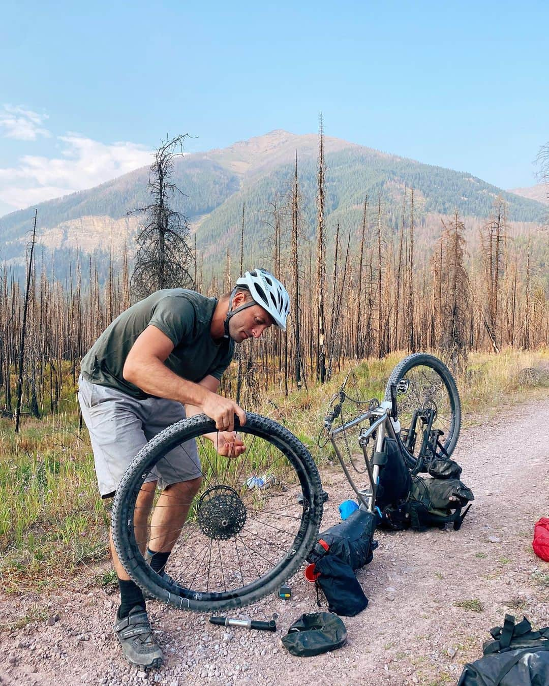 Alex Strohlさんのインスタグラム写真 - (Alex StrohlInstagram)「Gravel Ride Across Montana Stage 1 — What a glorious, delicious and sometimes painful set of days on the bikes with @isaacsjohnston . Here are some candids of the first stage of our ride ~ 250 miles. Been shooting all this trip on a little Canon Élan 7e and will put them in a little photo book later this year.. for now here are some on the fly moments.」9月1日 3時21分 - alexstrohl