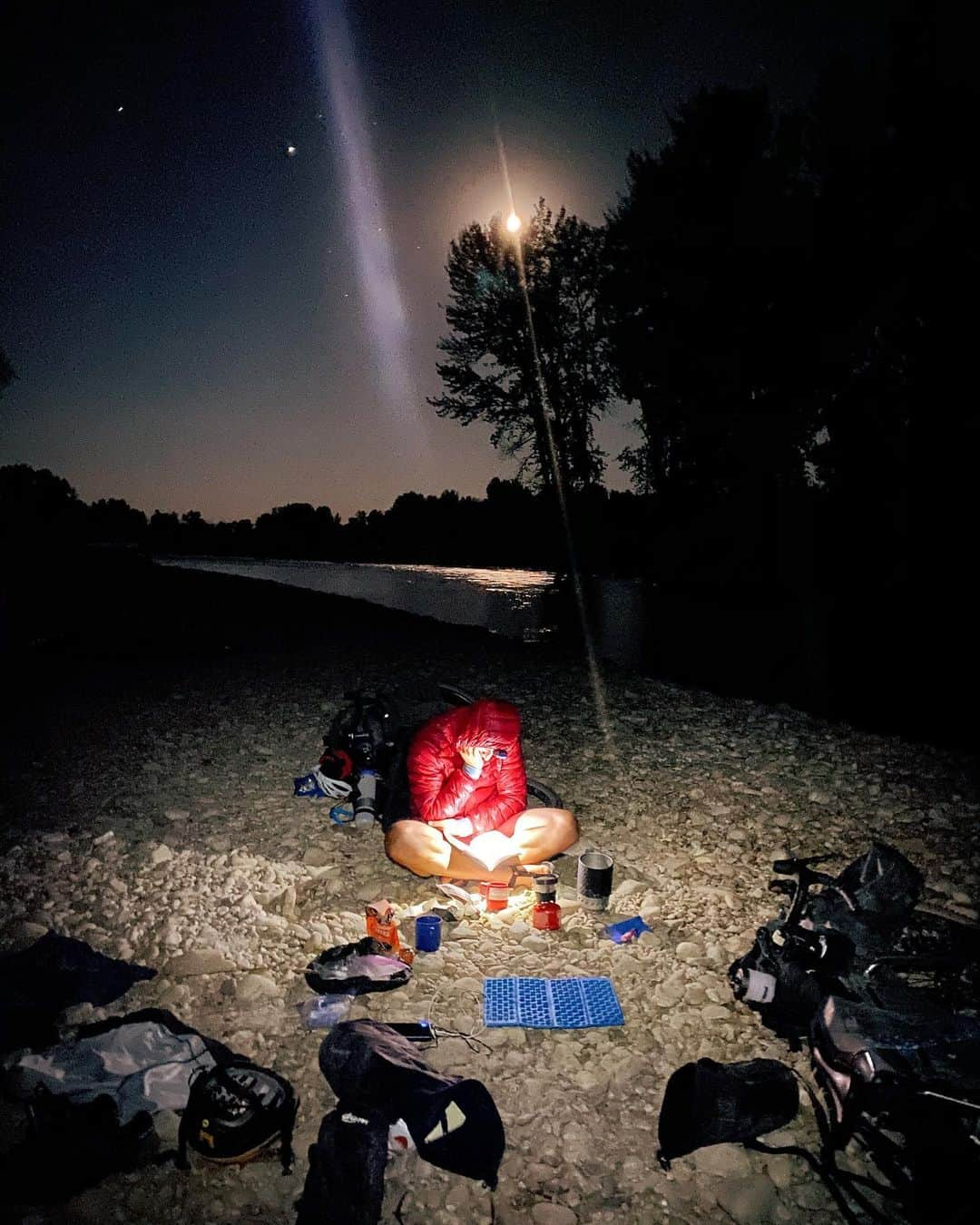 Alex Strohlさんのインスタグラム写真 - (Alex StrohlInstagram)「Gravel Ride Across Montana Stage 1 — What a glorious, delicious and sometimes painful set of days on the bikes with @isaacsjohnston . Here are some candids of the first stage of our ride ~ 250 miles. Been shooting all this trip on a little Canon Élan 7e and will put them in a little photo book later this year.. for now here are some on the fly moments.」9月1日 3時21分 - alexstrohl