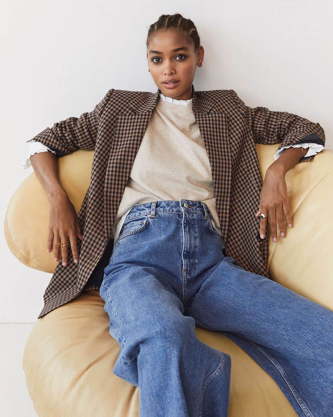 のインスタグラム：「AUTUMNAL ACCENTS • Falling in love with the brown colours, the warm textures and the 70s silhouettes of the first autumnal pieces of our collection is so easy, even if you are a summer lover. Check it out for yourself at mango.com #MangoCollection」