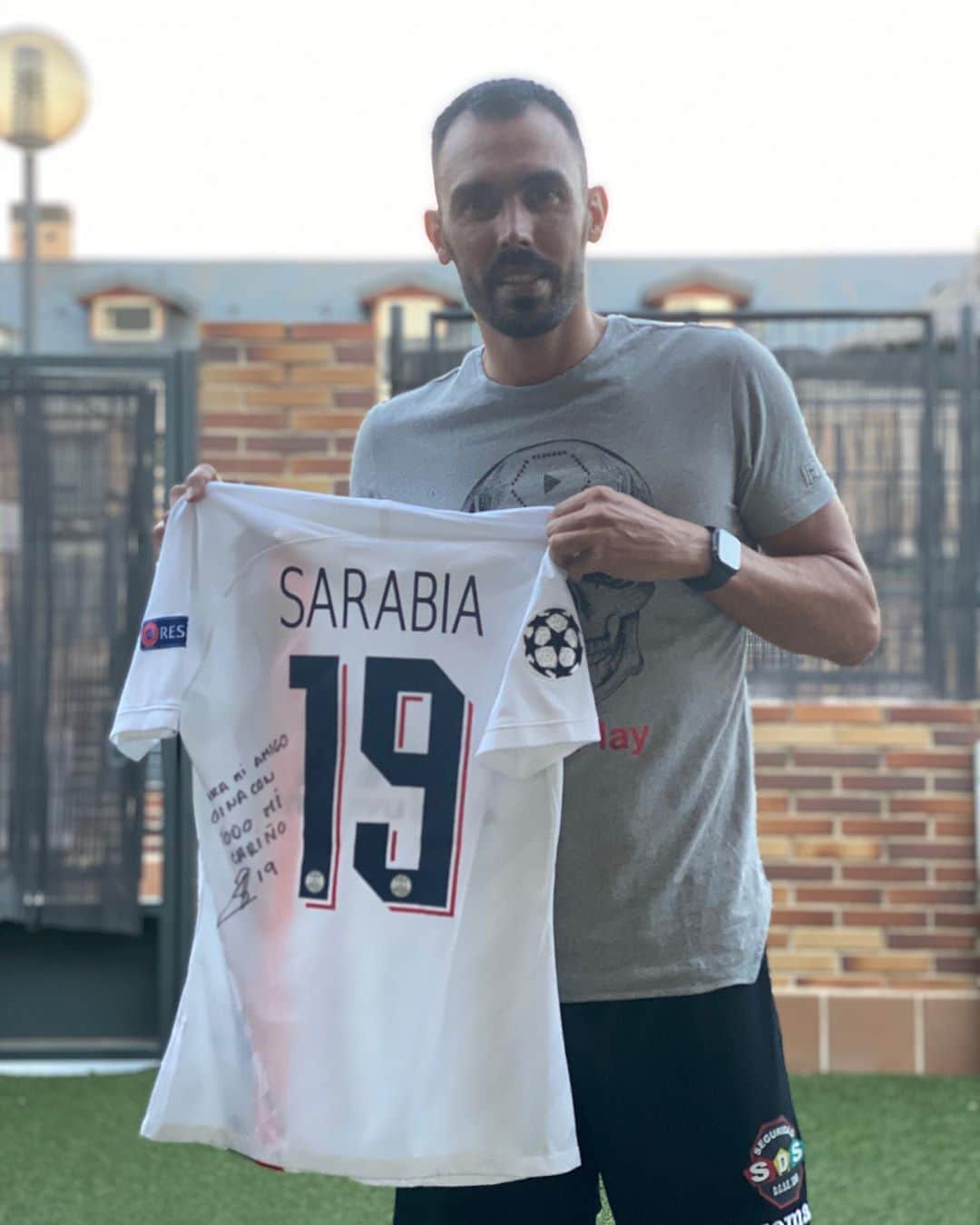 ジョルディ・コディーナのインスタグラム：「Muchísimas gracias @pablosarabia92 por el detalle!!! Eres muy 🔝!! Nos vemos pronto!!! 😘」
