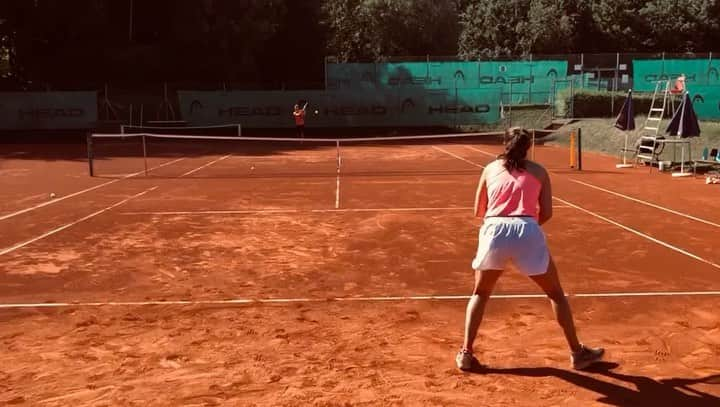 ユリア・ゲルゲスのインスタグラム：「Back to my clay court game 🎾 #teamjule #preparation #2020」