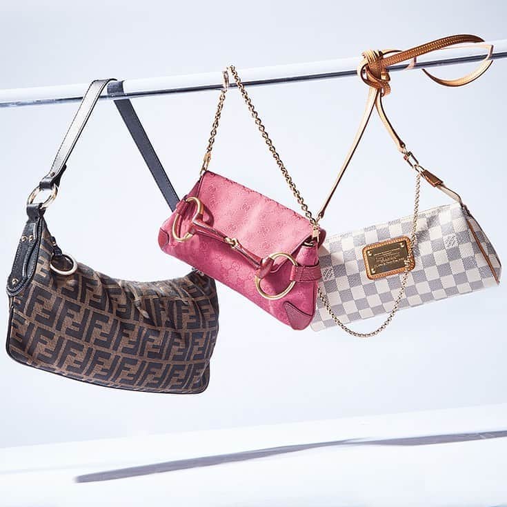 GILTのインスタグラム：「Hang in there, Monday’s almost over. Tap the link in bio to shop #FENDI, #Gucci and more vintage #pouchettes.」