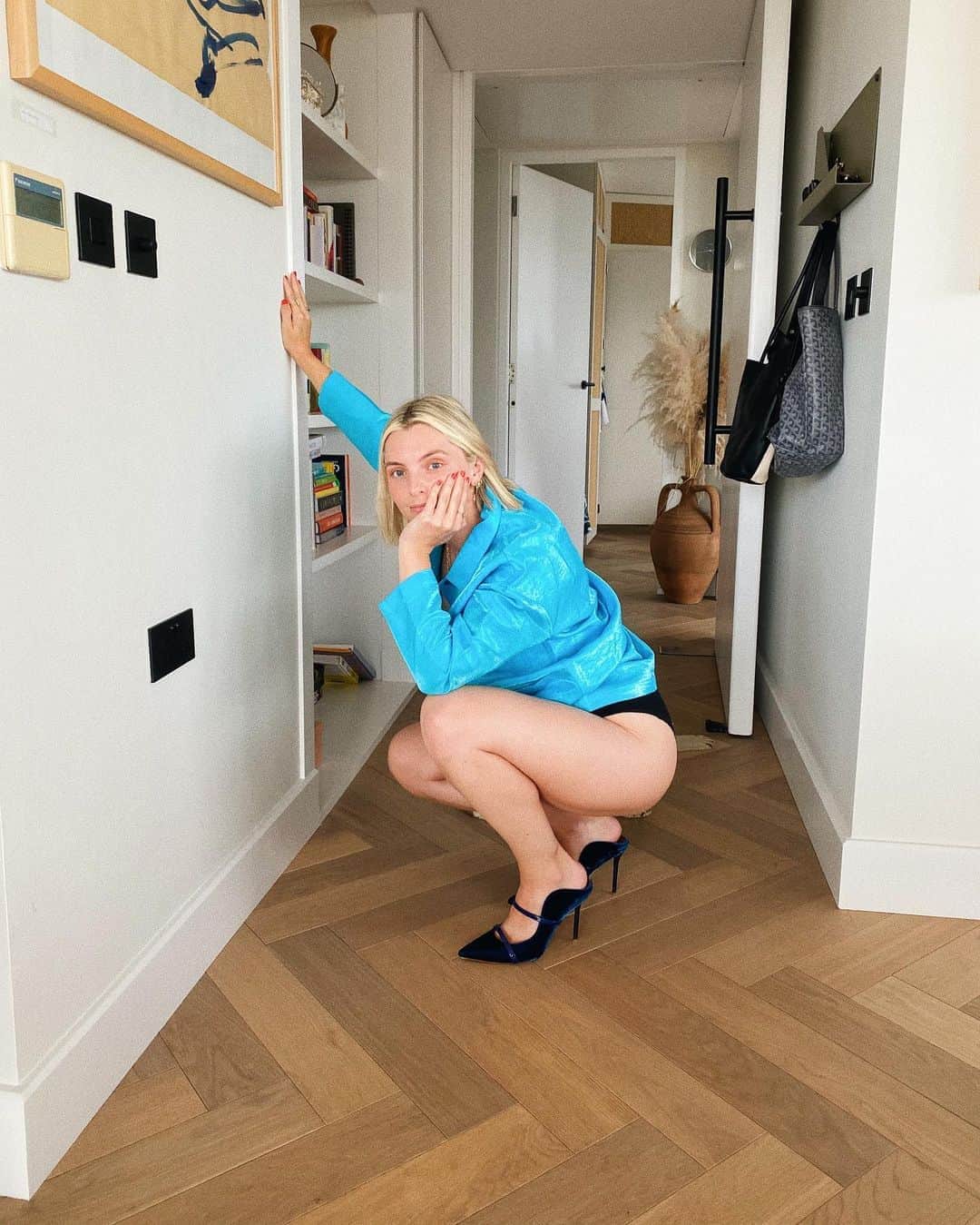 Estée Lalondeのインスタグラム：「No pants? No problem!  📷: @rebecca.munroe」